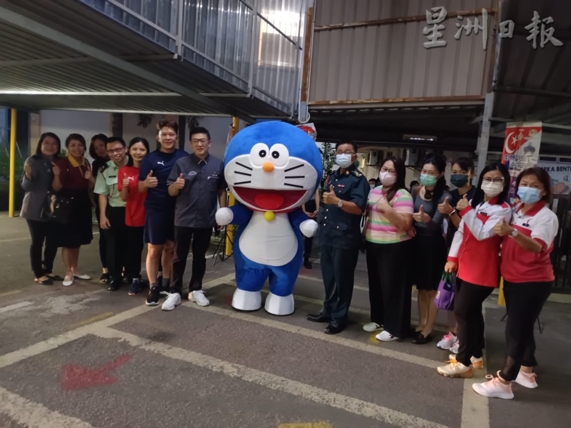 **已签发**柔:头条之一:“哆啦A梦”出现銮中华二小庆开学,学生好开心!
