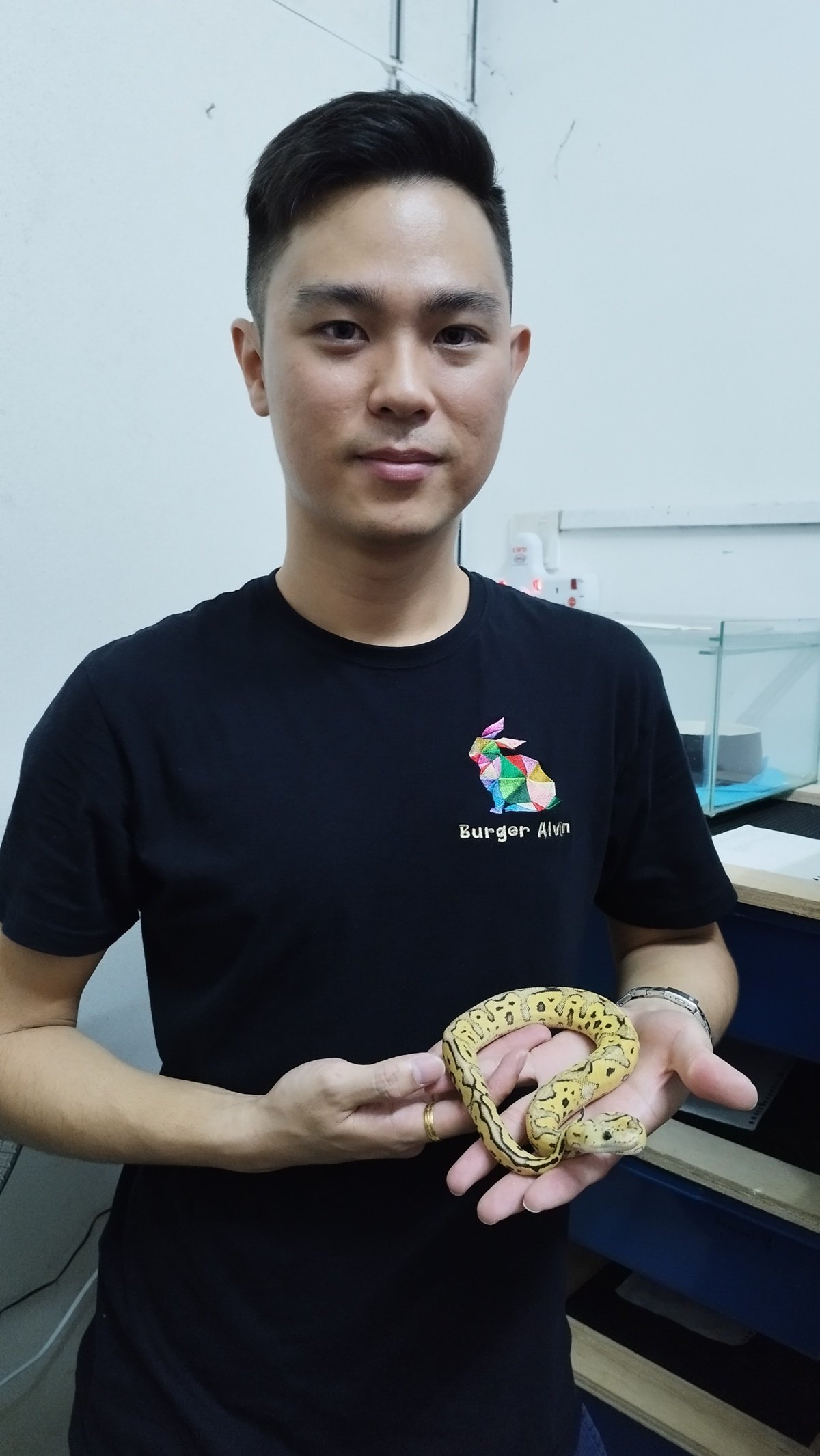 **已签发**柔:宠物萌萌哒(3月11日见报):热衷于生物研究,林昊昕享受“与蛇共舞”快乐时光