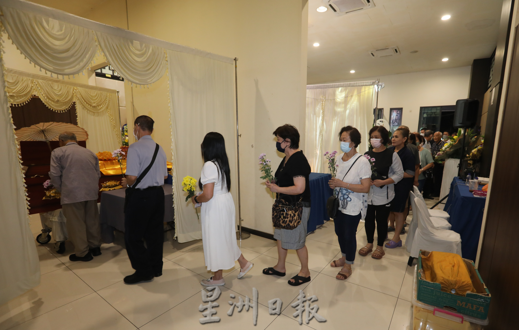 **已签发**柔：封底：场面庄严感人，各界友人齐聚追思林明华