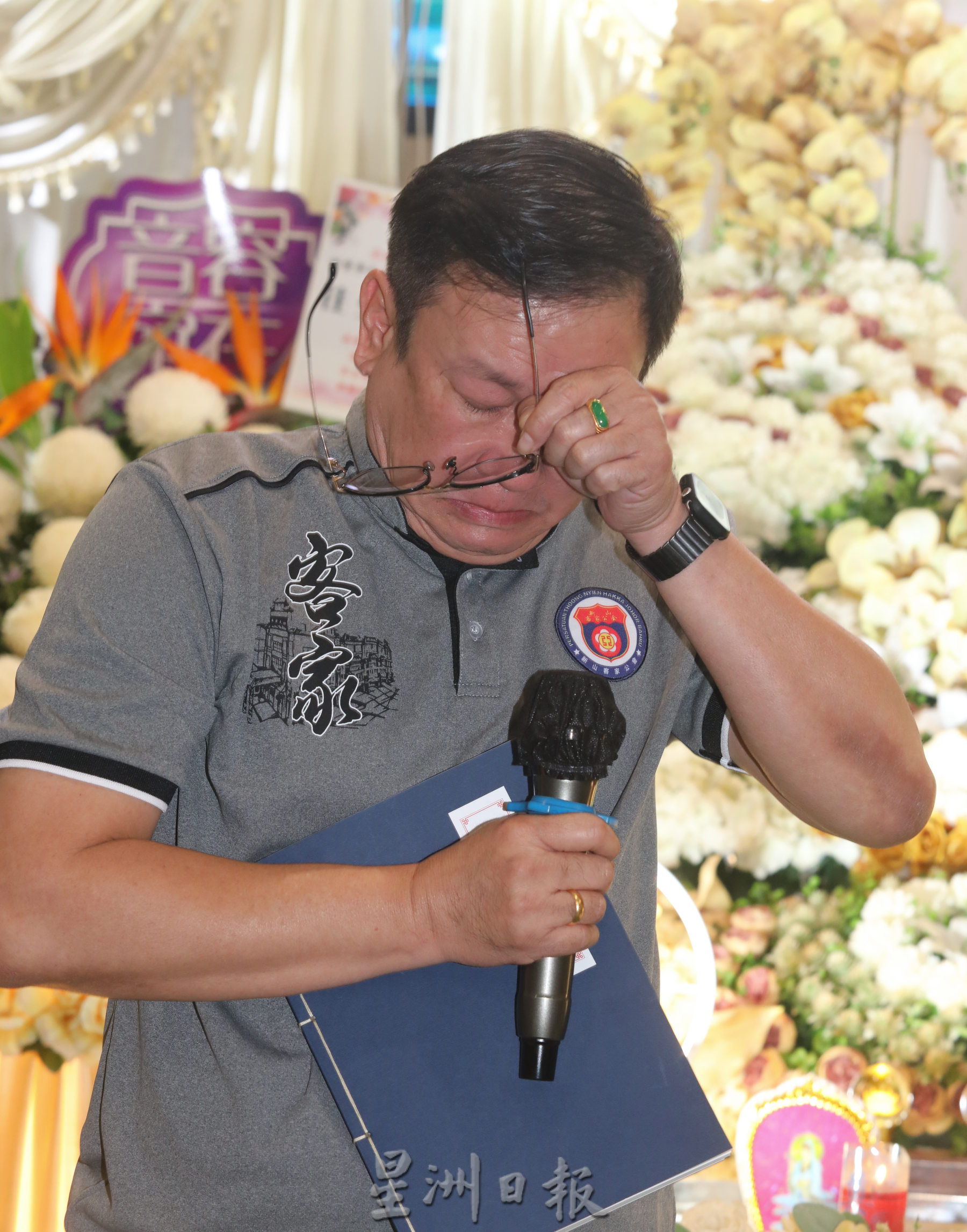 **已签发**柔:封底:场面庄严感人,各界友人齐聚追思林明华
