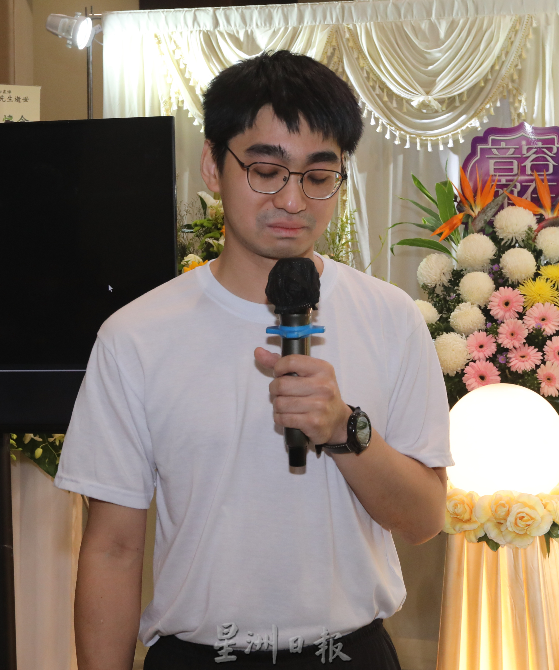 **已签发**柔:封底:场面庄严感人,各界友人齐聚追思林明华