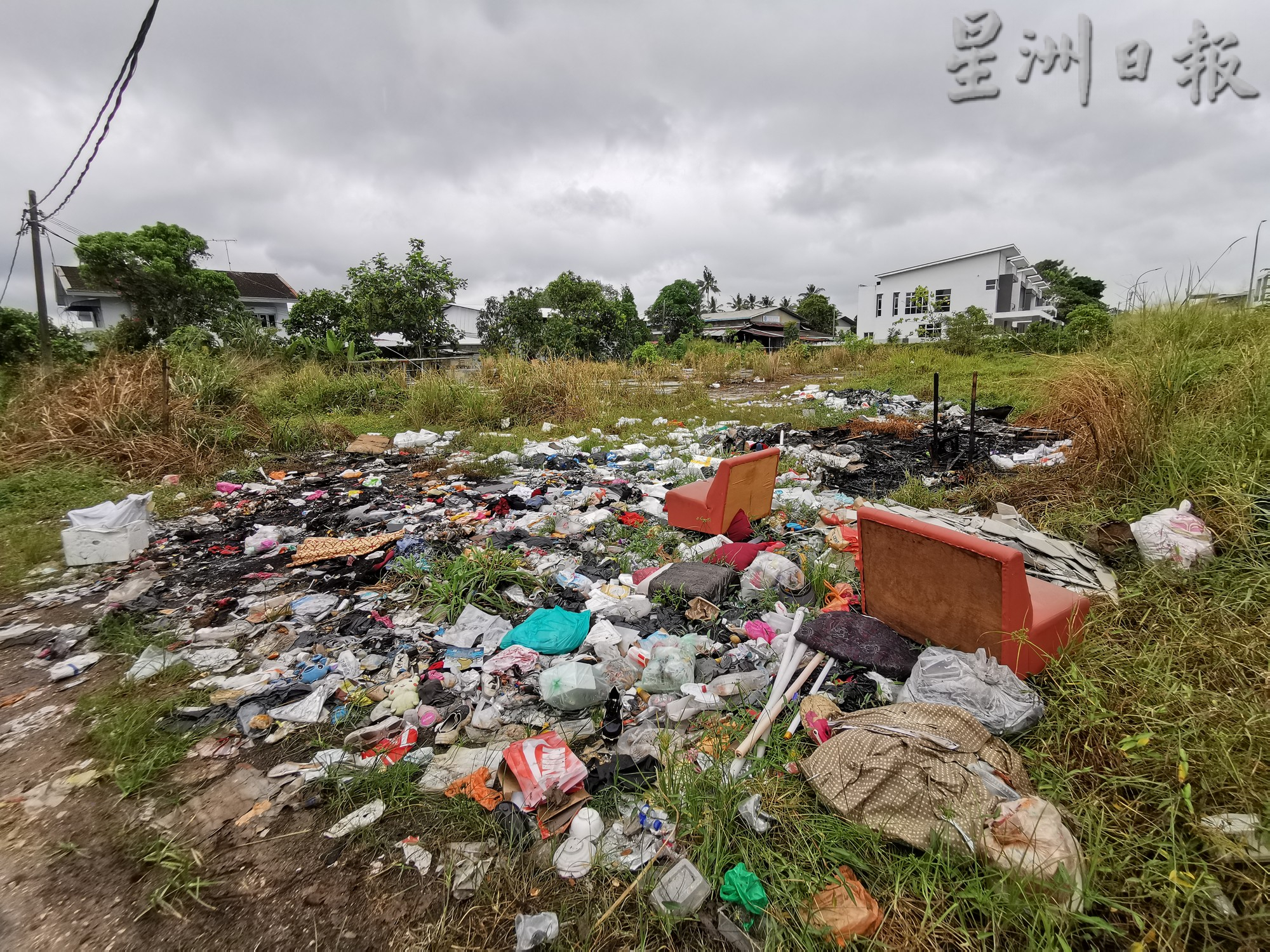 **已签发**柔:封面:【民生特工队】:峇巴力亚末路旁遍布垃圾,居民忧变垃圾场
