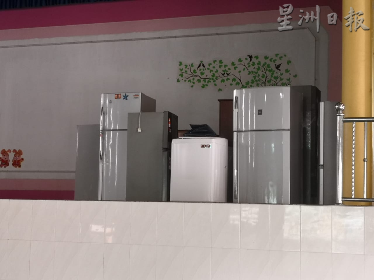 **已签发**柔：封面：坤兰乌汝公孺学校四面环水，若洪水涌入将损失惨重