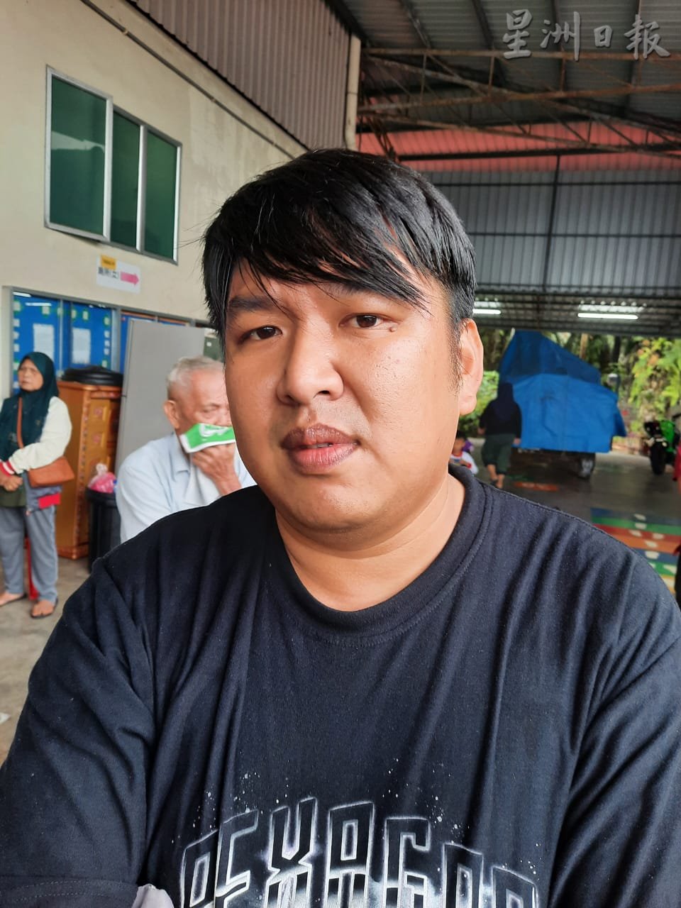 **已签发**柔:封面:水位步步逼近疏散中心,东甲县坤兰乌汝灾民二度搬迁