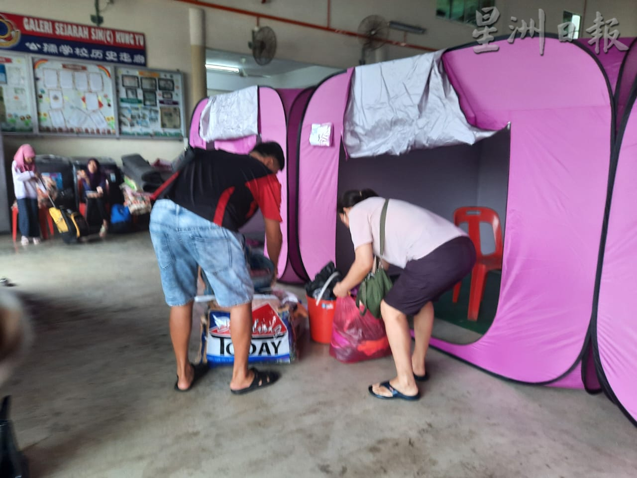 **已签发**柔：封面：水位步步逼近疏散中心，东甲县坤兰乌汝灾民二度搬迁