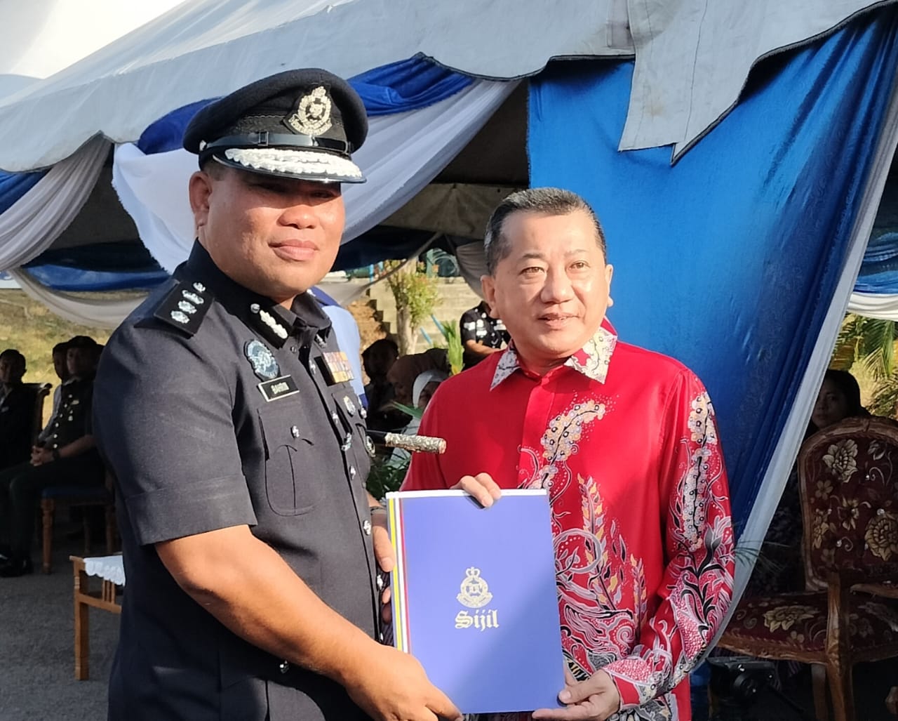 **已签发**柔：居銮警察日庆典，銮中总会长受表扬