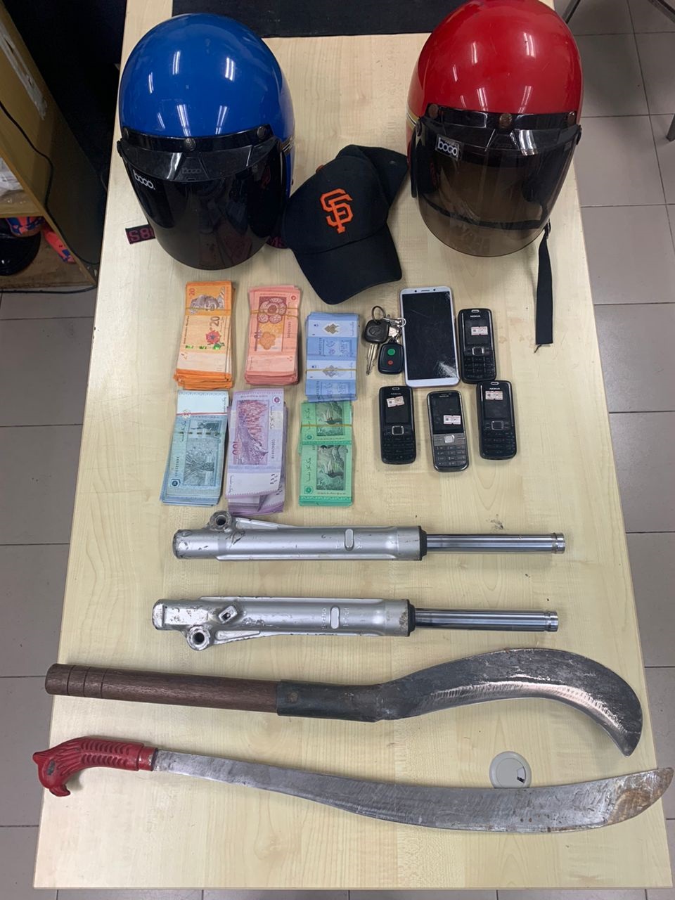 **已签发**柔:峇2刀匪连抢2店打伤店员,6小时后落入警网