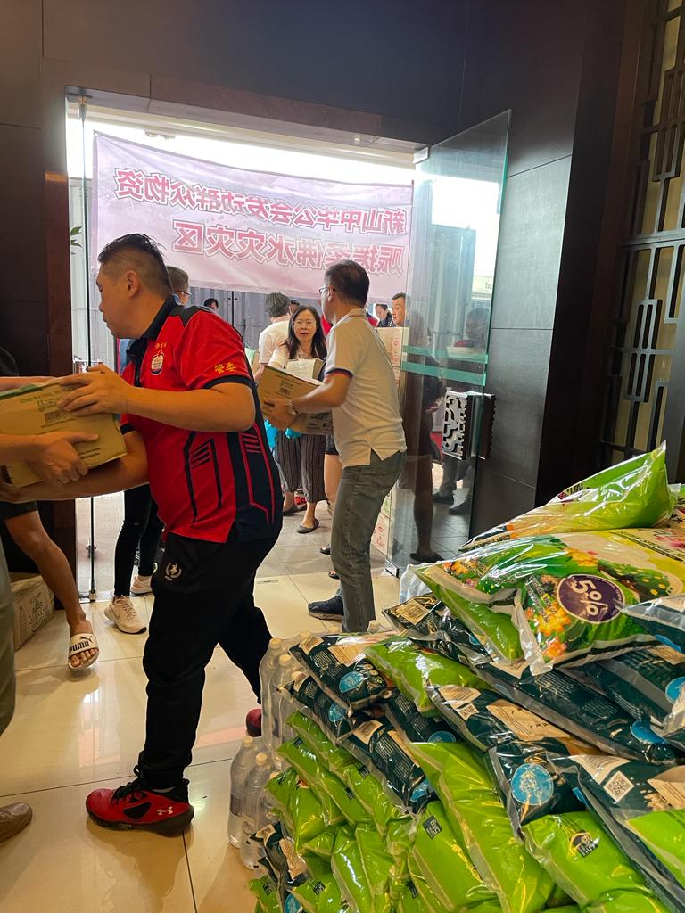 **已签发**柔:新山中华公会赈灾行动获回响热,捐款及物资源源而来
