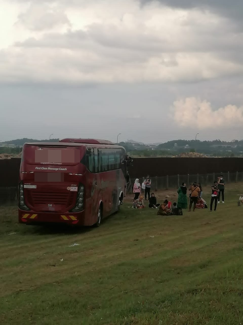 **已签发**柔:旅巴客货车轿车连环撞,涉及43人幸只6人伤