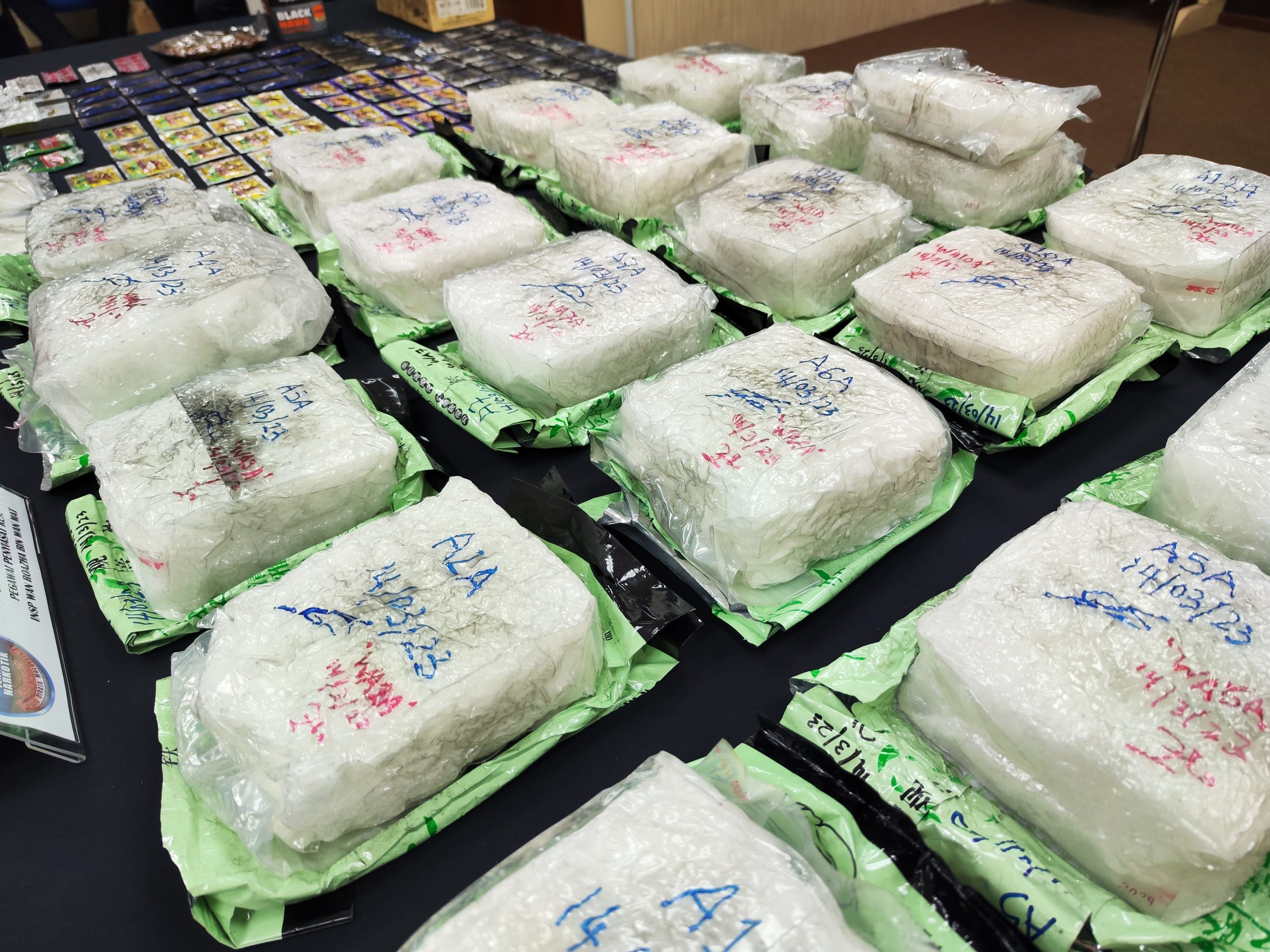 **已签发**柔:柔警捣毁毒窟和炼毒室,起值逾84万毒品捕2男