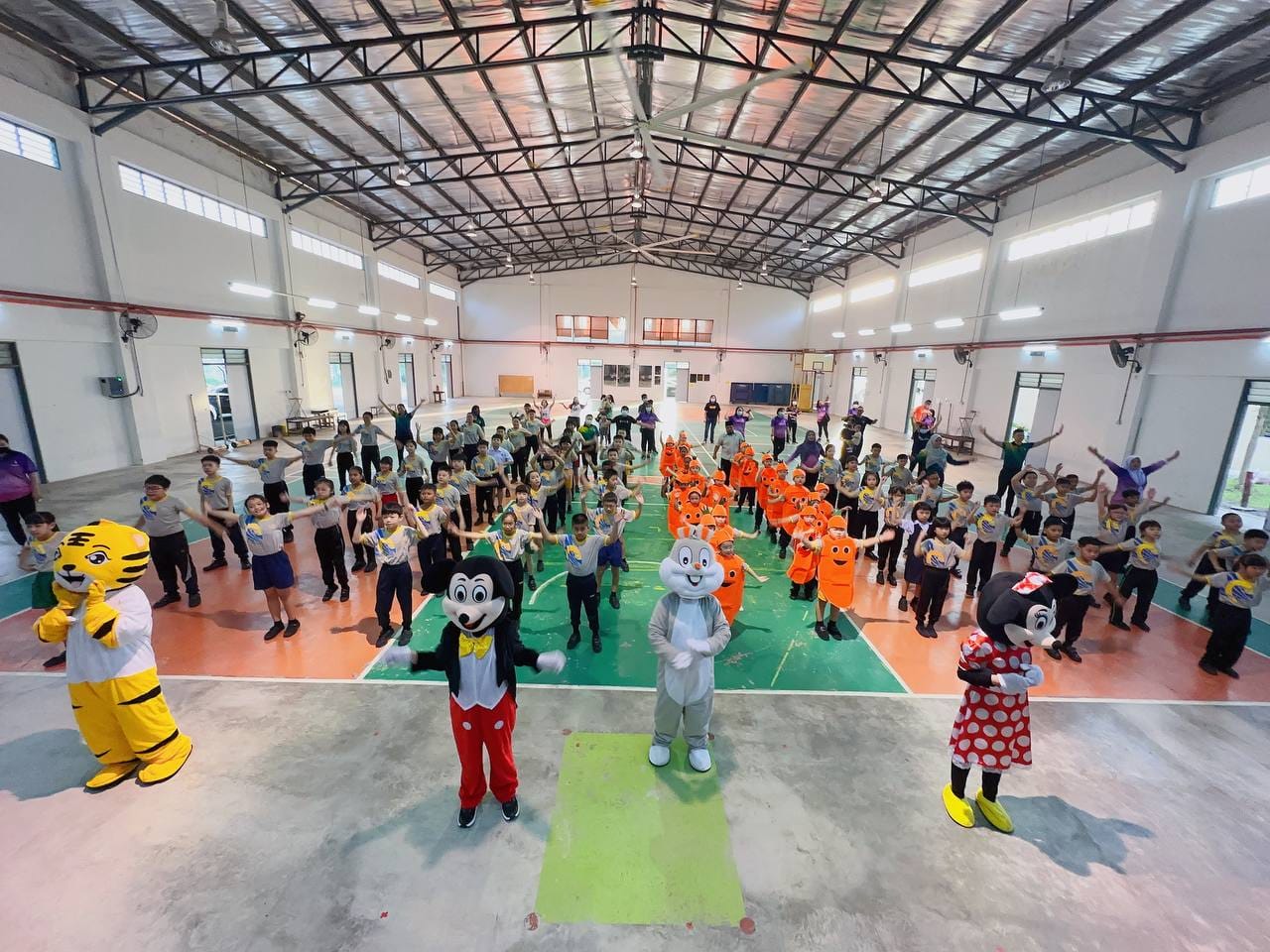 **已签发**柔：校长和校友打扮成卡通人物，巴莪榜加兰学校迎来20位新生
