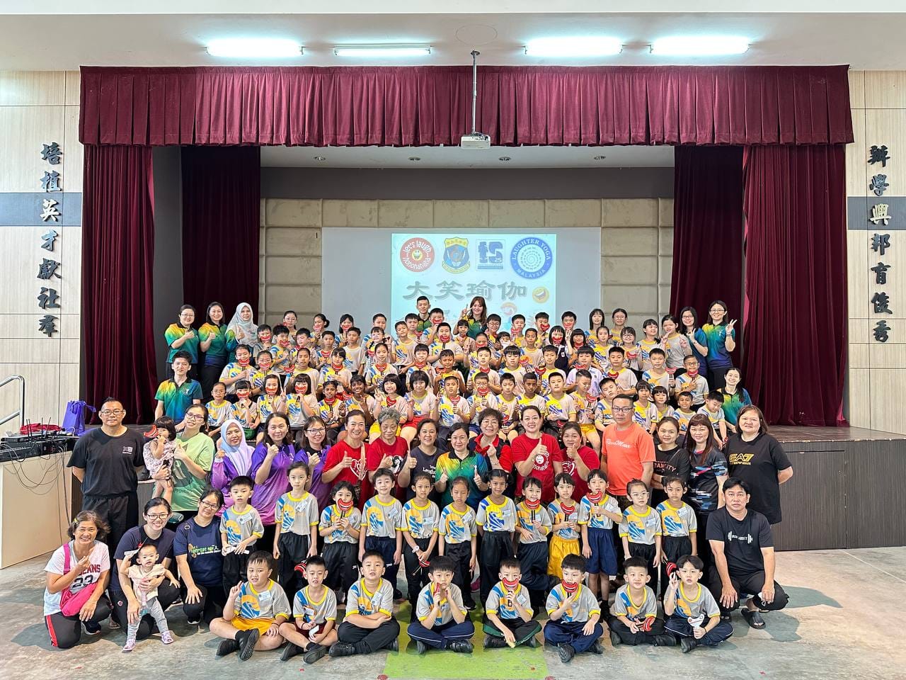 **已签发**柔：校长和校友打扮成卡通人物，巴莪榜加兰学校迎来20位新生
