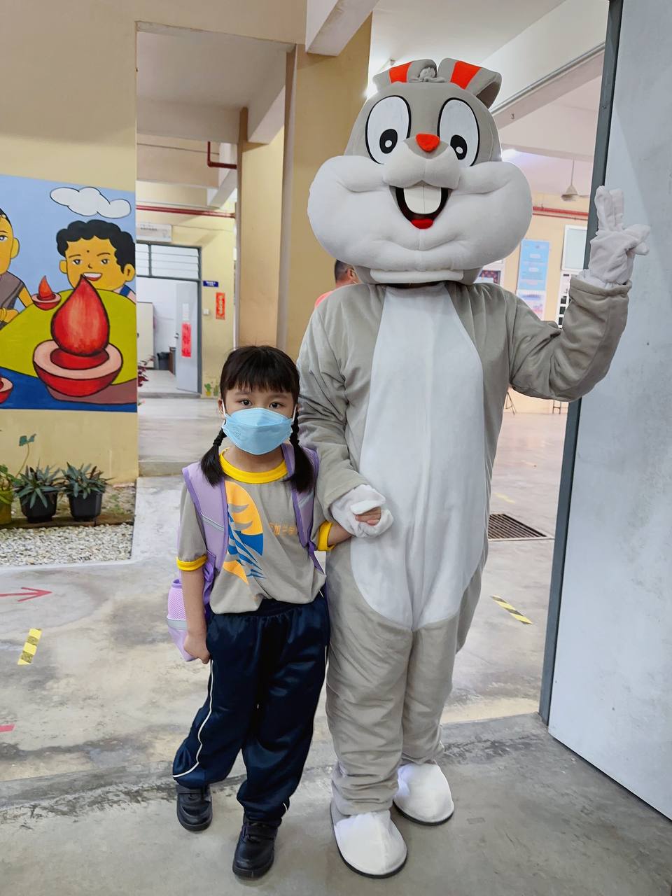 **已签发**柔：校长和校友打扮成卡通人物，巴莪榜加兰学校迎来20位新生