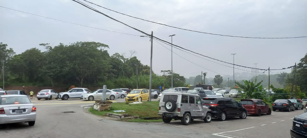 **已签发**柔:清明节扫墓人潮,集多个义山墓园致古来哥打丁宜路车龙长