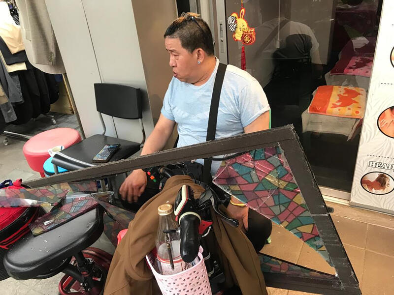 **已签发**柔:狮城二三事:乌节商业区二楼玻璃窗坠下,砸中按摩师