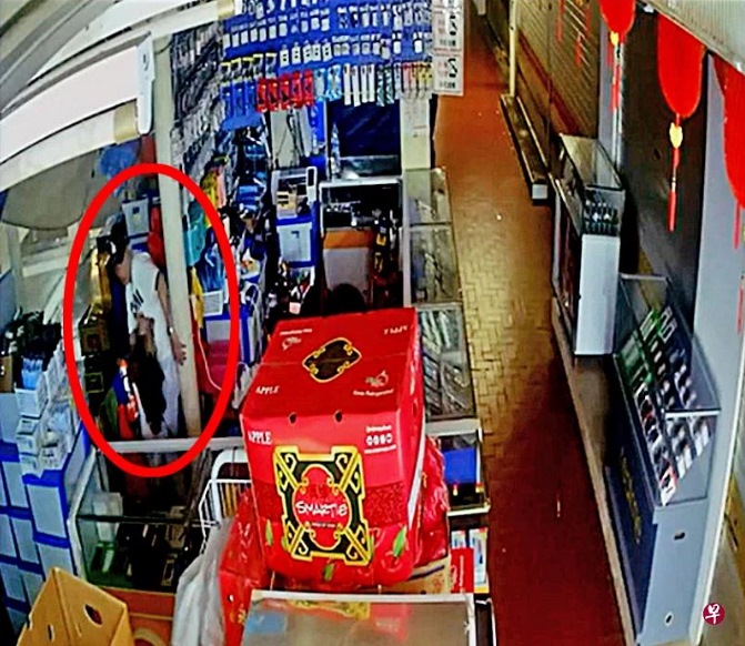 *已签发*柔:狮城二三事:假店员真小偷 手机档损失30笔电和手机