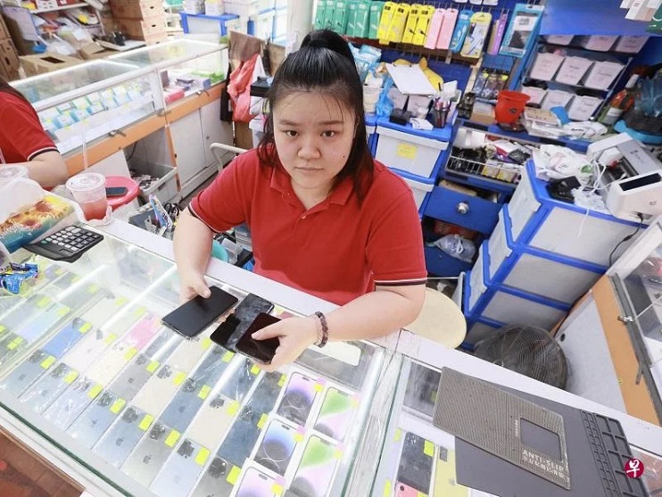 *已签发*柔:狮城二三事:假店员真小偷 手机档损失30笔电和手机