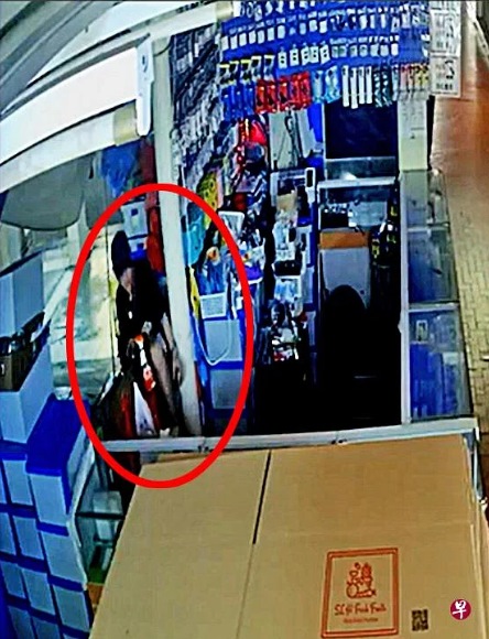 *已签发*柔:狮城二三事:假店员真小偷 手机档损失30笔电和手机
