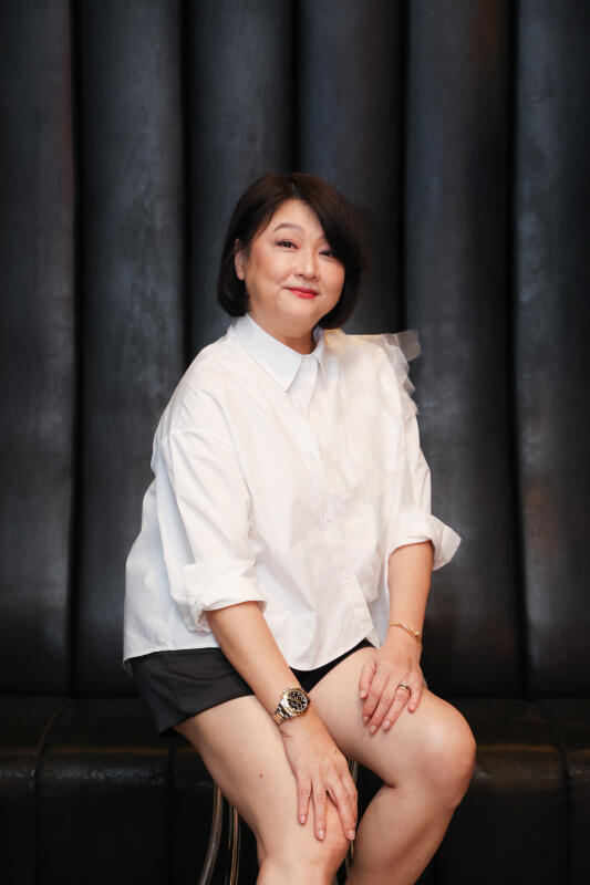 *已签发*柔:狮城二三事:唱戏飙英语化浓妆 陈莉萍拍《剃头刀2》挑战大