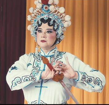 *已签发*柔:狮城二三事:唱戏飙英语化浓妆 陈莉萍拍《剃头刀2》挑战大