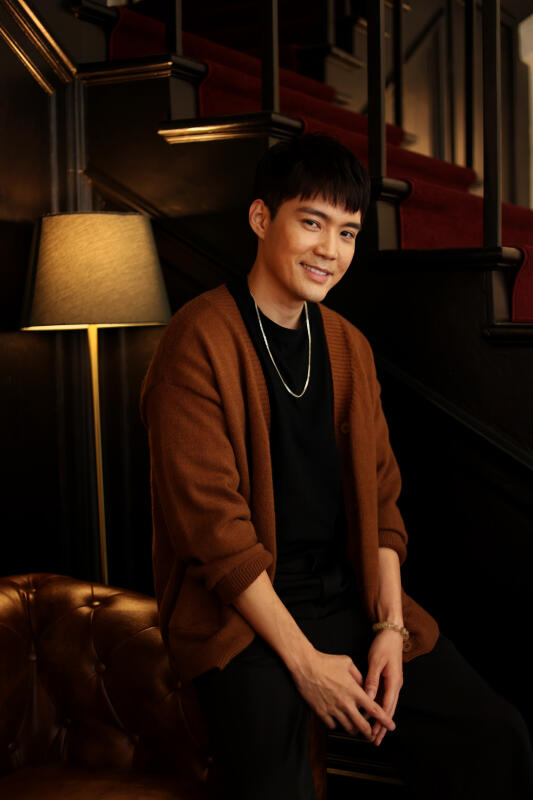 *已签发*柔:狮城二三事:回归拍《密宅》如探亲 狮城前艺人沈金兴演到失声