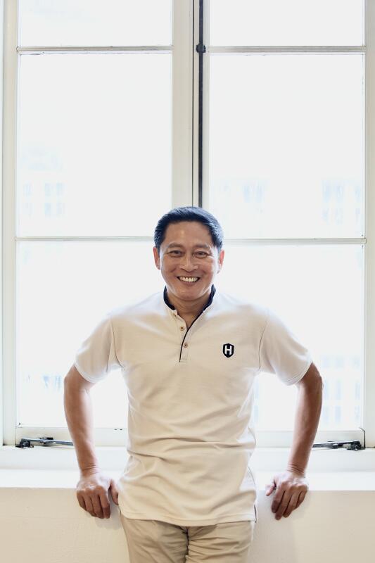 *已签发*柔:狮城二三事:回归拍《密宅》如探亲 狮城前艺人沈金兴演到失声