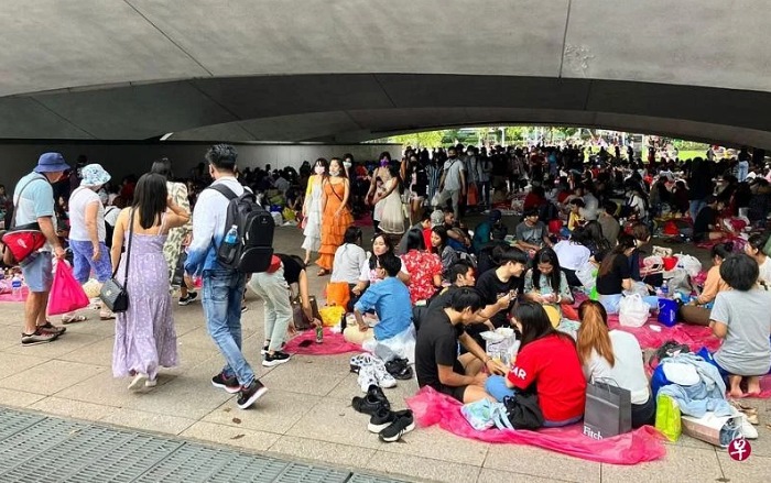 *已签发*柔:狮城二三事:外藉女佣聚滨海桥底 狮城民众诉:难通行