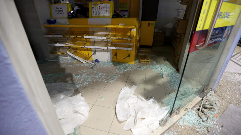 *已签发*柔:狮城二三事:宝马失控撞酒店墙 围栏飞脱砸便利店门