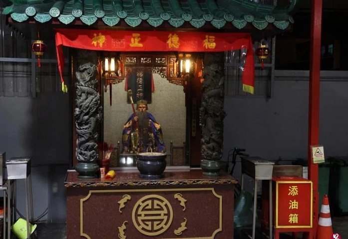 *已签发*柔:狮城二三事:尺贴双面胶粘香油钱 狮城男子监6个月
