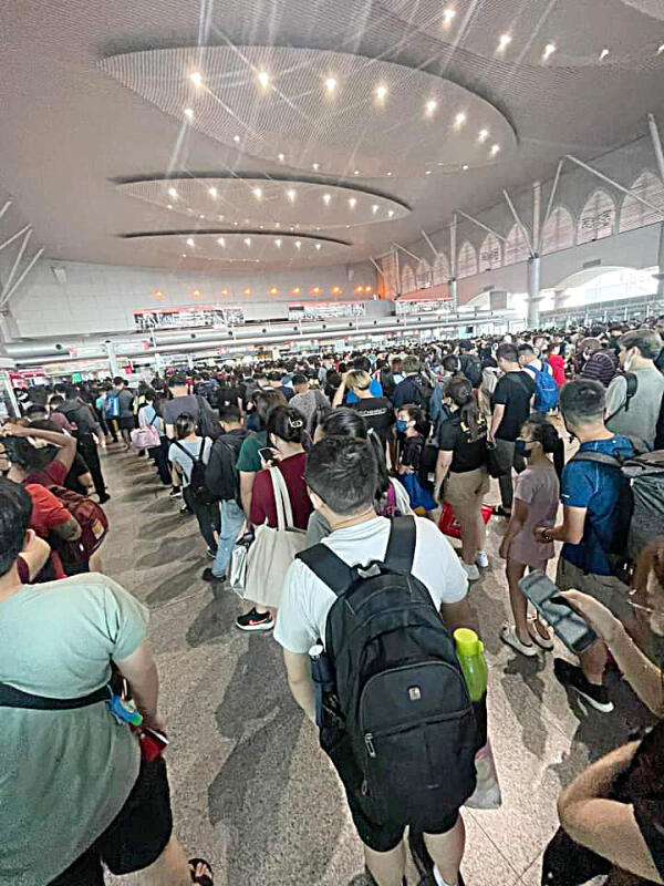 *已签发*柔:狮城二三事:新山关卡落实E-Gate 狮城客通关状况多现长龙