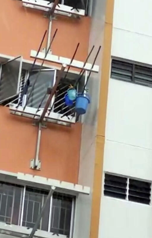 *已签发*柔:狮城二三事:狮城七旬嬷为省水 晾衣竿挂水桶接雨水