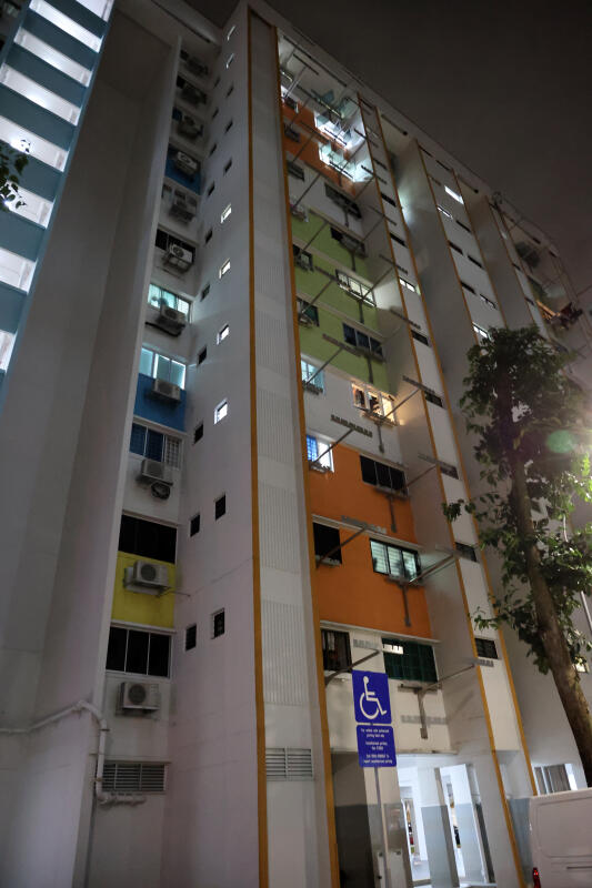 *已签发*柔:狮城二三事:狮城七旬嬷为省水 晾衣竿挂水桶接雨水