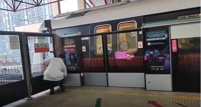 *已签发*柔:狮城二三事:狮城男童卡地铁月台门 SMRT已报警
