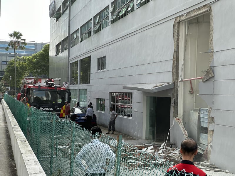 **已签发**柔:狮城二三事:疑液压机爆炸,奥迪服务中心一堵墙被炸开