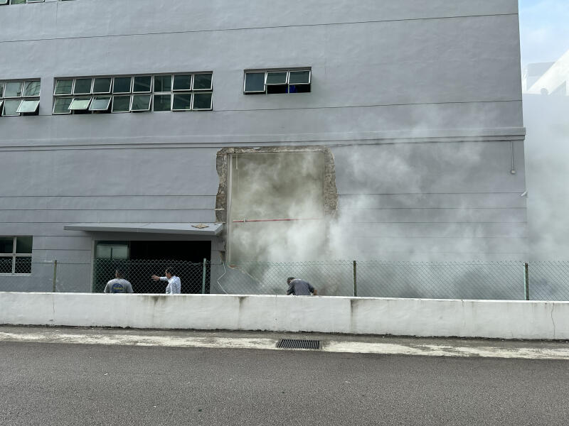**已签发**柔:狮城二三事:疑液压机爆炸,奥迪服务中心一堵墙被炸开