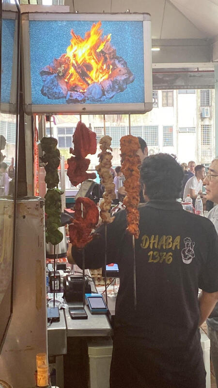 **已签发**柔:狮城二三事:肮脏招牌挂烤肉,摊贩挨批不卫生