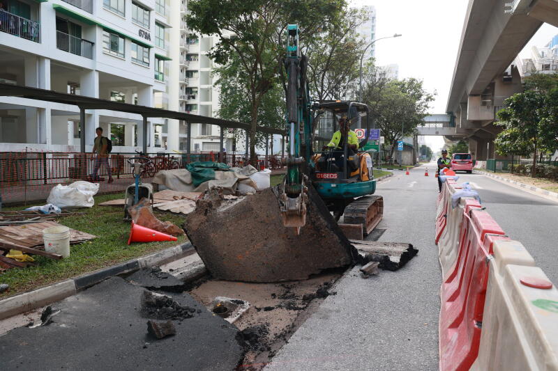 *已签发*柔:狮城二三事:路冒白烟空气弥漫煤气味 狮城榜鹅地下供气管泄露