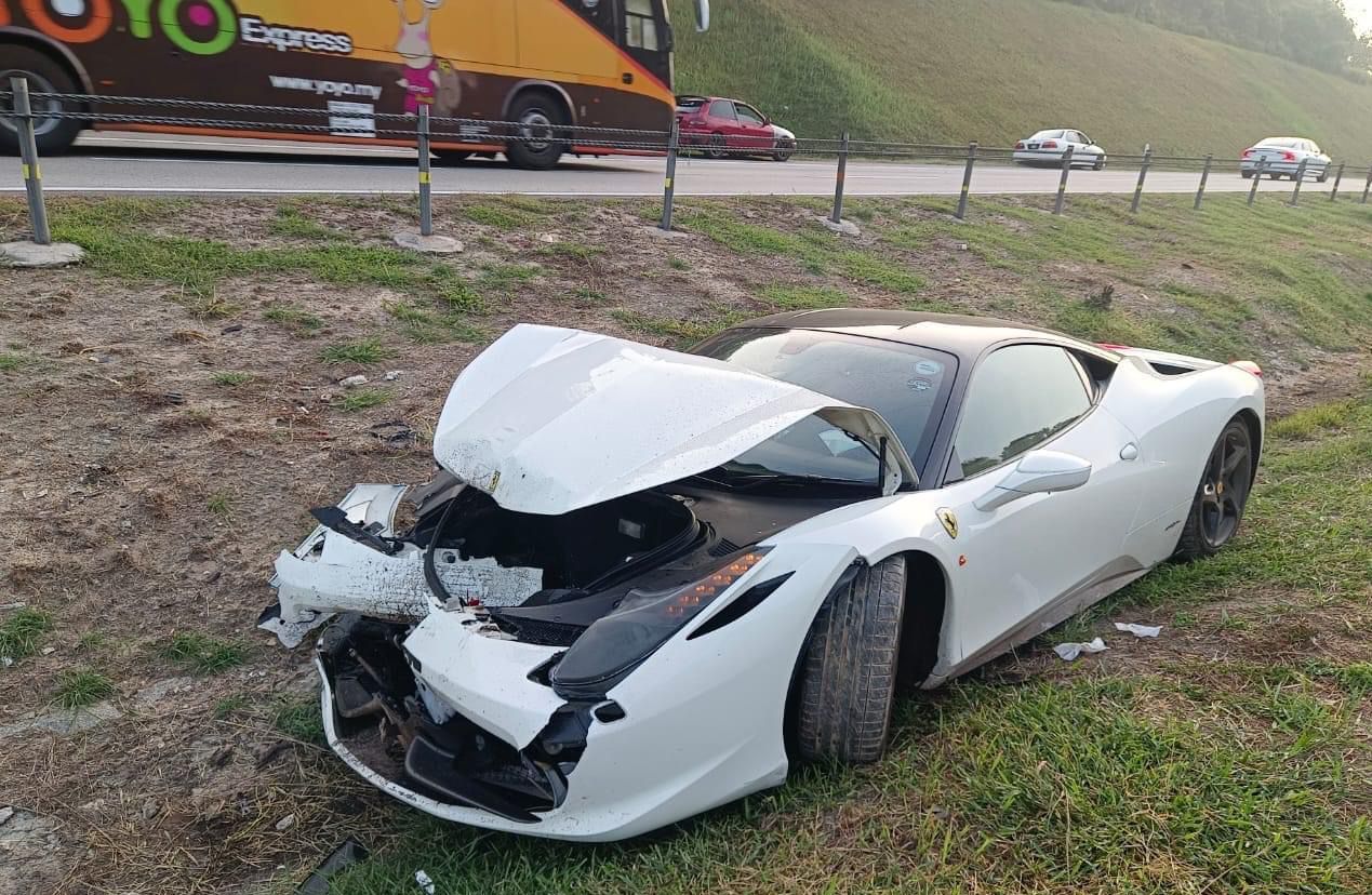 **已签发**柔：狮城超跑失控追撞轿车，两车都毁了