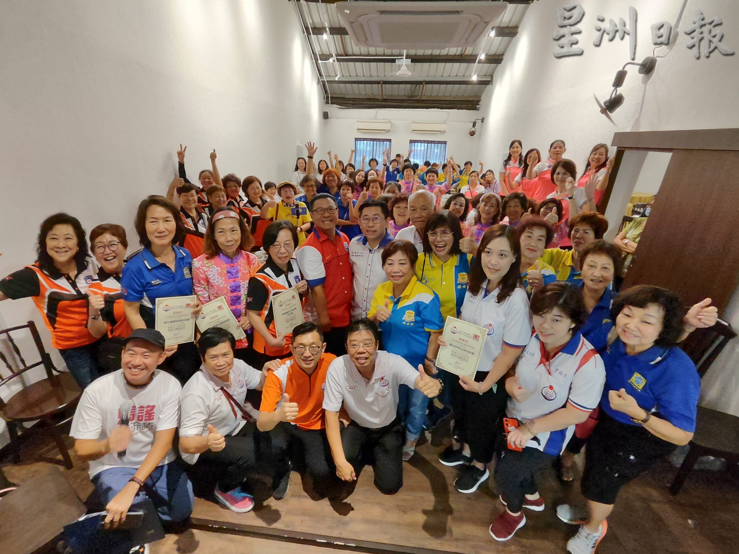 **已签发**柔:社团版头条:新山陈旭年街逾百人共舞,提前庆祝三八妇女节
