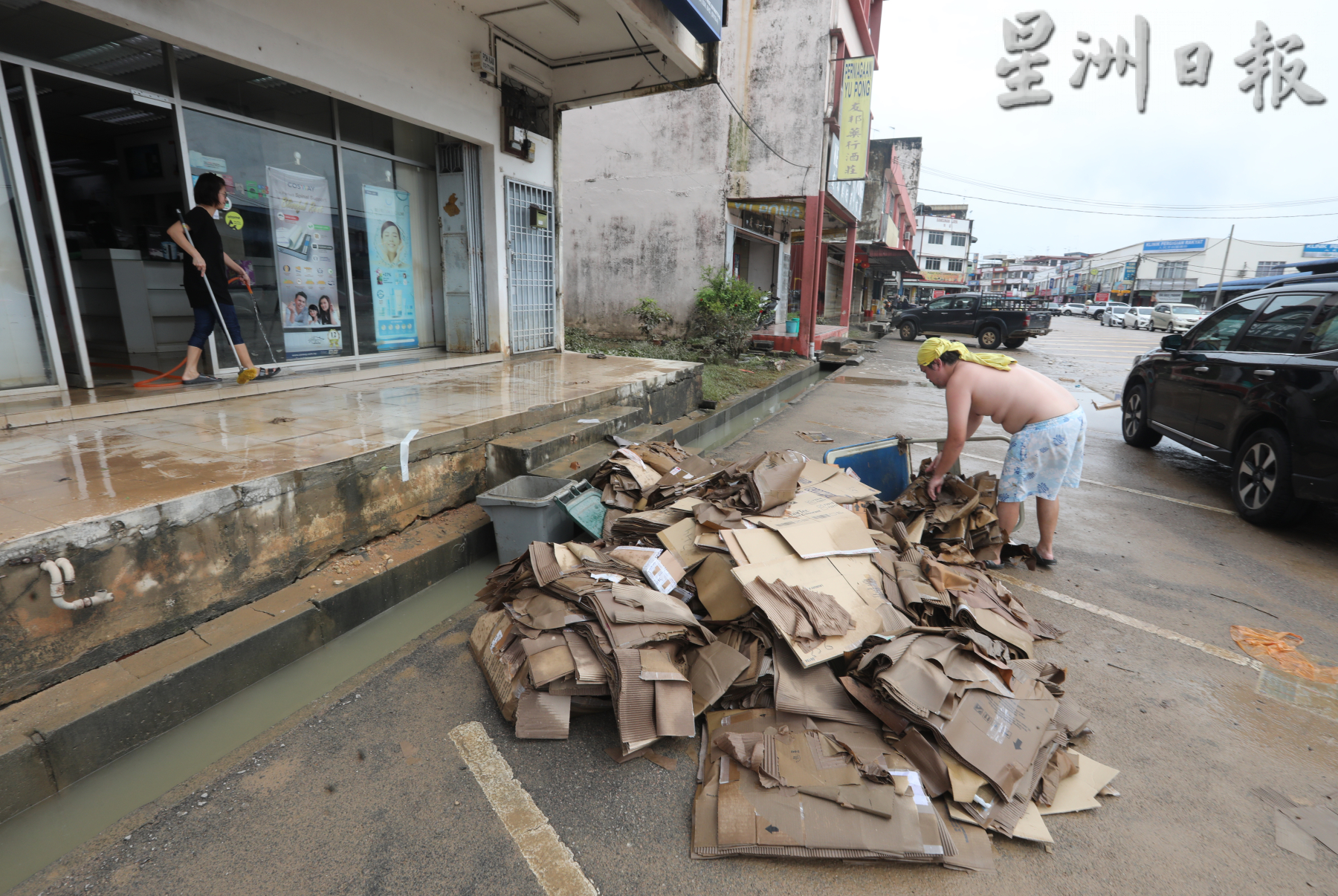 **已签发**柔：第三版头条：哥打丁宜市区积水消退开放通车，商家忙清理苦不堪言