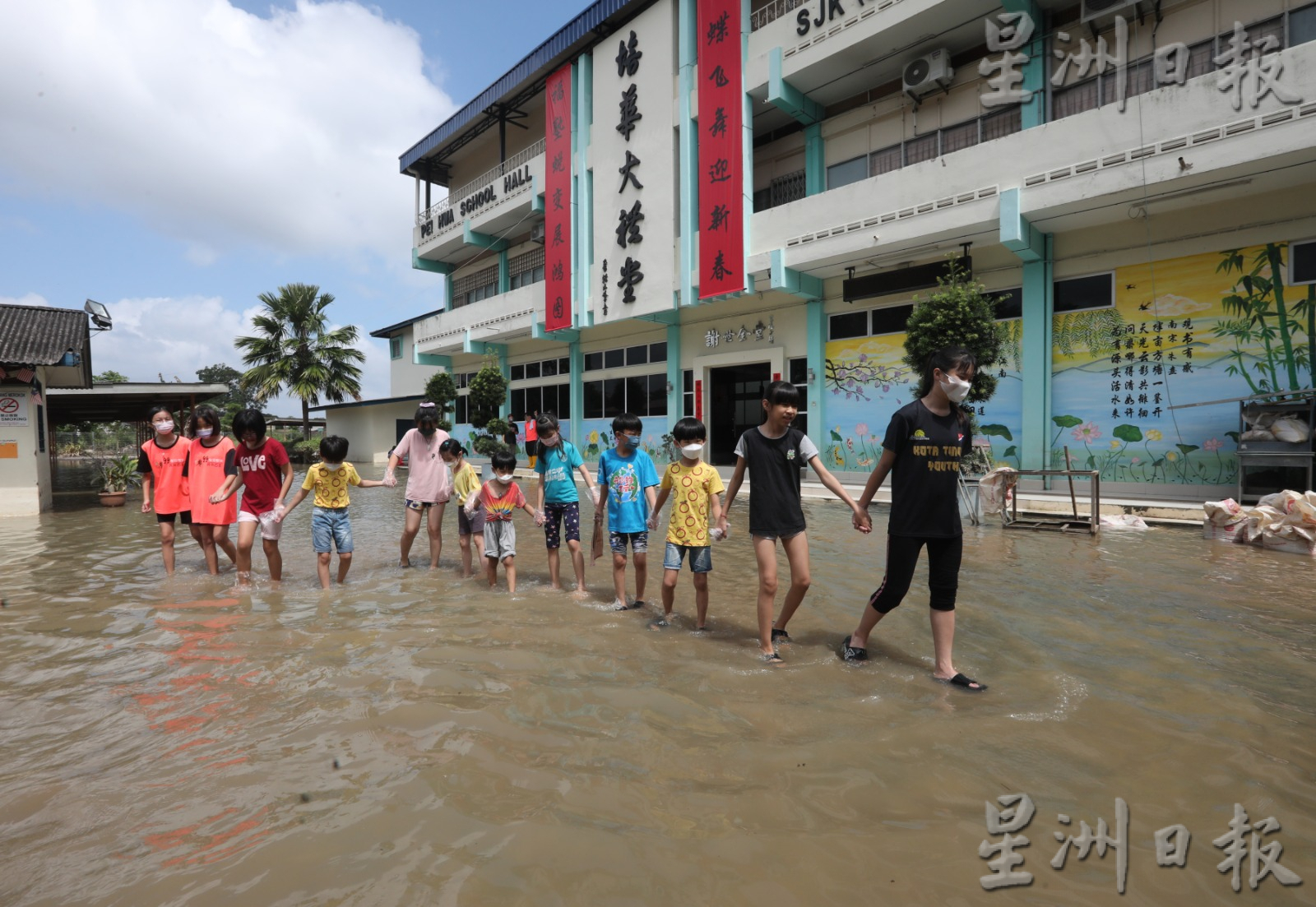 **已签发**柔：第三版头条：哥打唯一受灾华小，官员义工学生纷到培华助清洗
