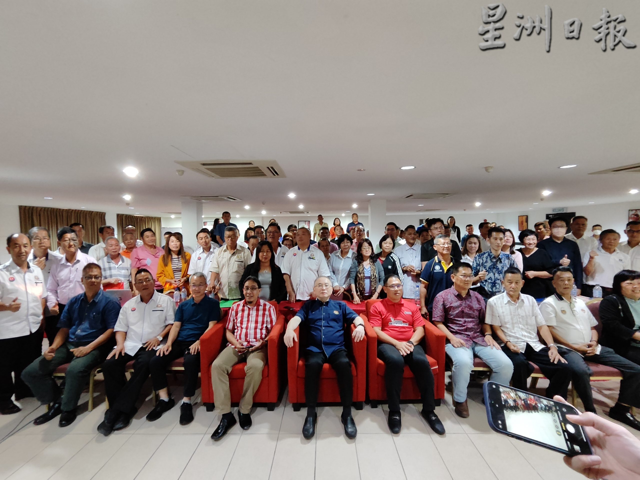 **已签发**柔:第三版头条:马华全柔村长培训营闭幕,助降州吸毒者数为工作目标之一
