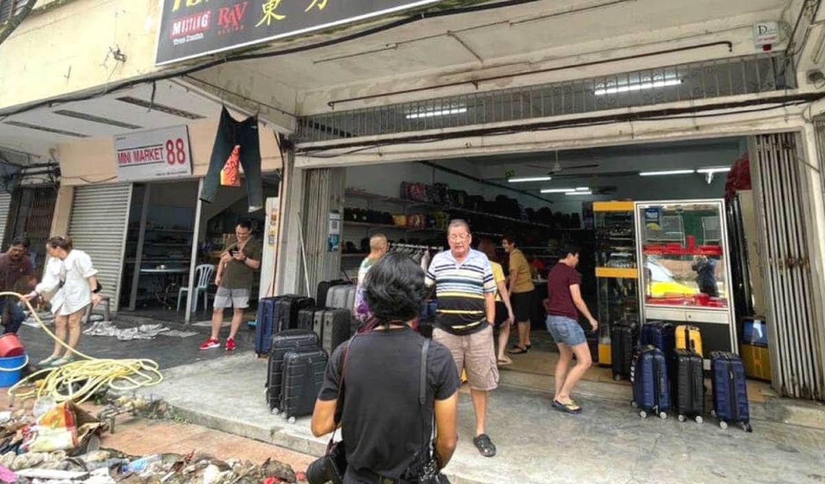 **已签发**柔:第二版头条:商品泡水,昔加末业者举办大促销冀降损失