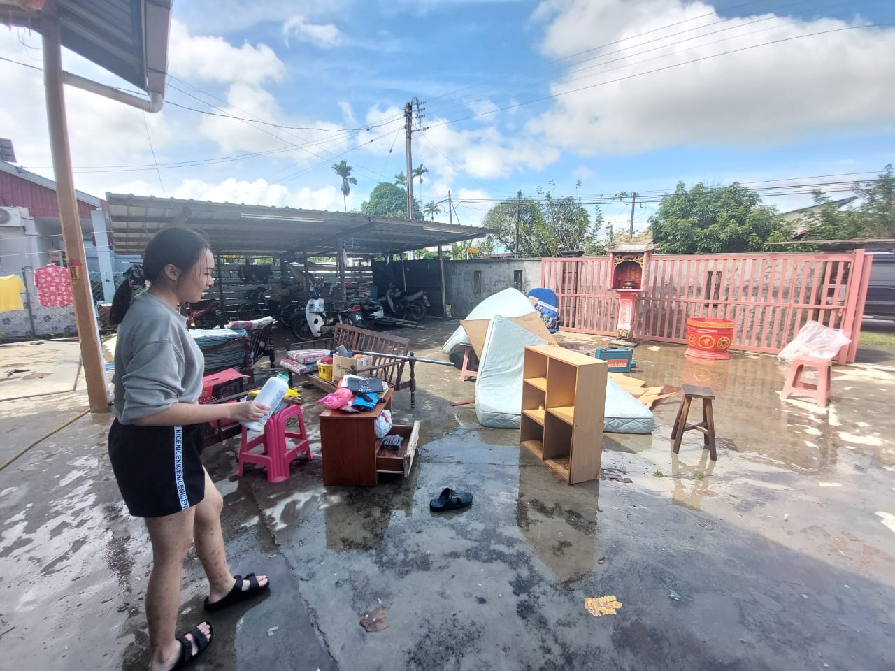 **已签发**柔：第二版头条：居銮放晴，灾民陆续返家清理家园