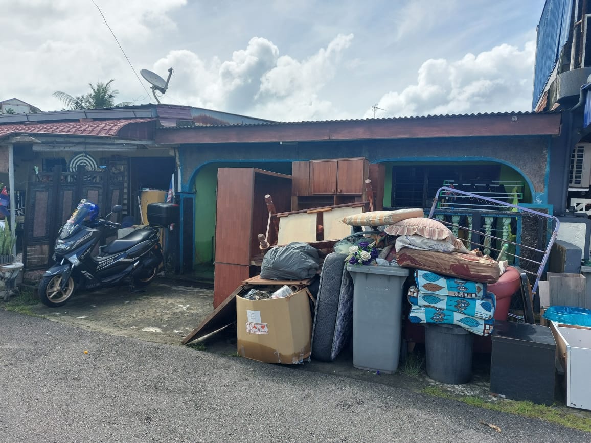 **已签发**柔：第二版头条：居銮放晴，灾民陆续返家清理家园