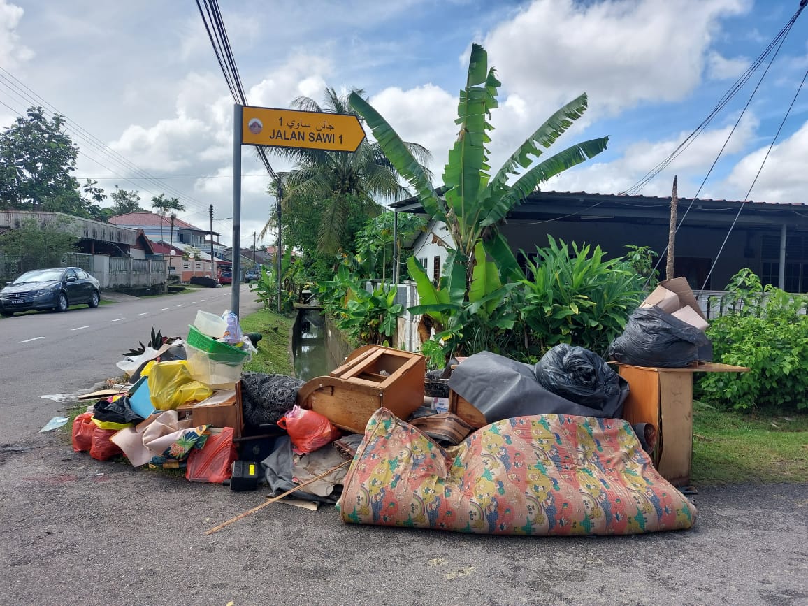 **已签发**柔：第二版头条：居銮放晴，灾民陆续返家清理家园