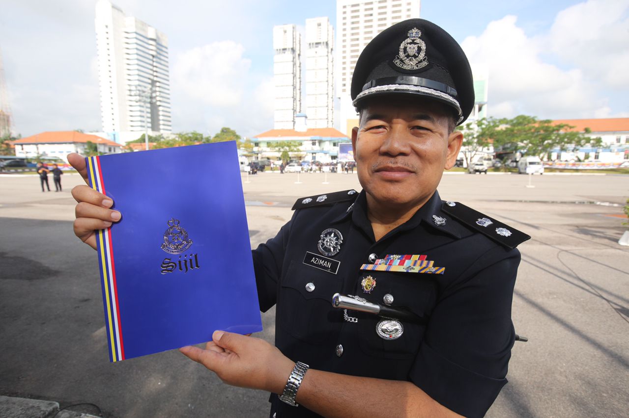 **已签发**柔:第二版头条:柔警总部警察日庆典,167人获柔总警长表扬状