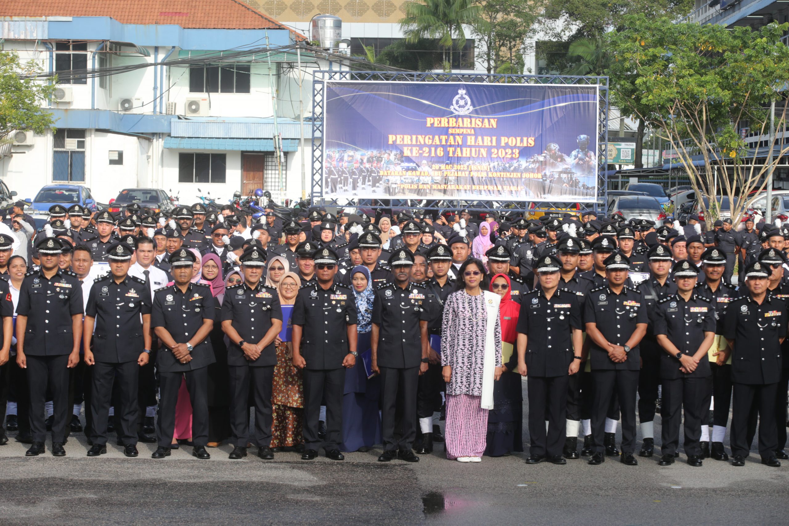 **已签发**柔:第二版头条:柔警总部警察日庆典,167人获柔总警长表扬状