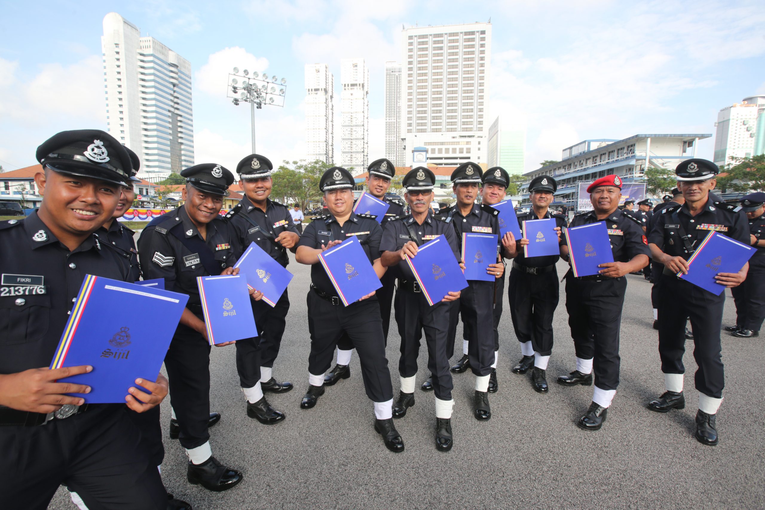 **已签发**柔:第二版头条:柔警总部警察日庆典,167人获柔总警长表扬状