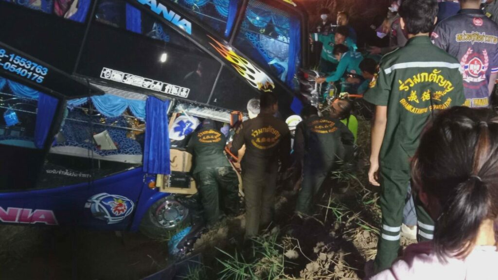 巴士轿车相撞酿2死 学生司机当场丧命